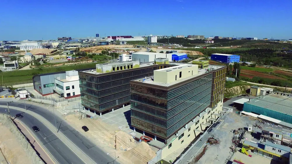 Fuji Engineering'in Halkbank Data Center Facility başlıklı kaynağından seçilen, Kocaeli'deki Halkbank Veri Merkezi'nin dış/hava görünümü; yapı şantiye ve tamamlanma döneminde görülüyor.