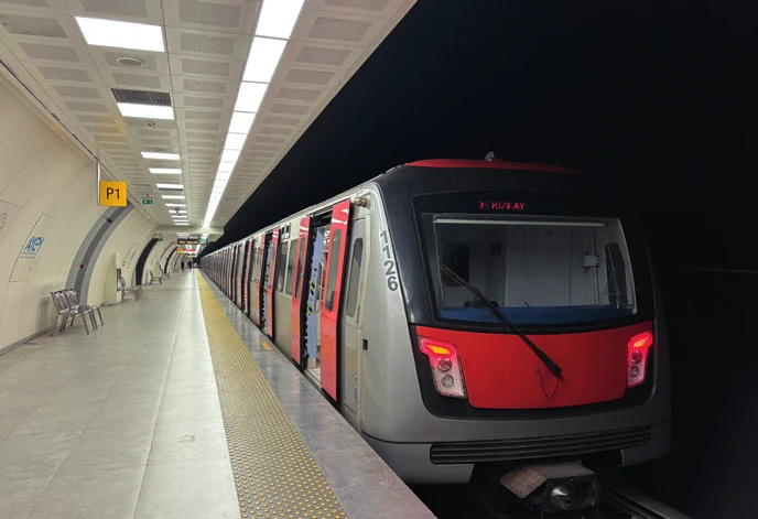 Kullanıcı tarafından sağlanan portföy PDF'sinin 6. sayfa, soldaki 1. proje görseli; Ankara Metroları M2-M3 Bağlantı Hattı projesi için portföyde kullanılan metro görüntüsü. Portföydeki görsel; fotoğraf/render ve proje eşleşmesi bağımsız doğrulanmamıştır.