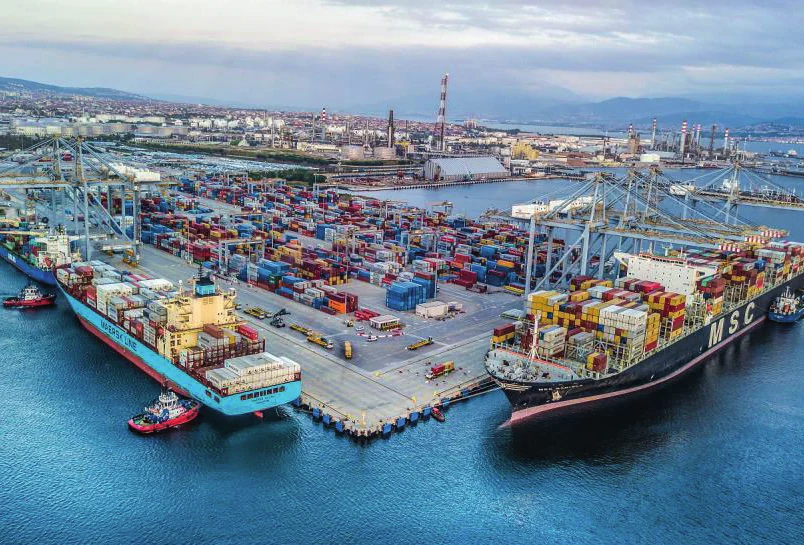 Kullanıcı tarafından sağlanan portföy PDF'sinin 23. sayfa, soldaki 1. proje görseli; DP World Yarımca projesi için portföyde kullanılan konteyner limanı görüntüsü. Portföydeki görsel; fotoğraf/render ve proje eşleşmesi bağımsız doğrulanmamıştır.