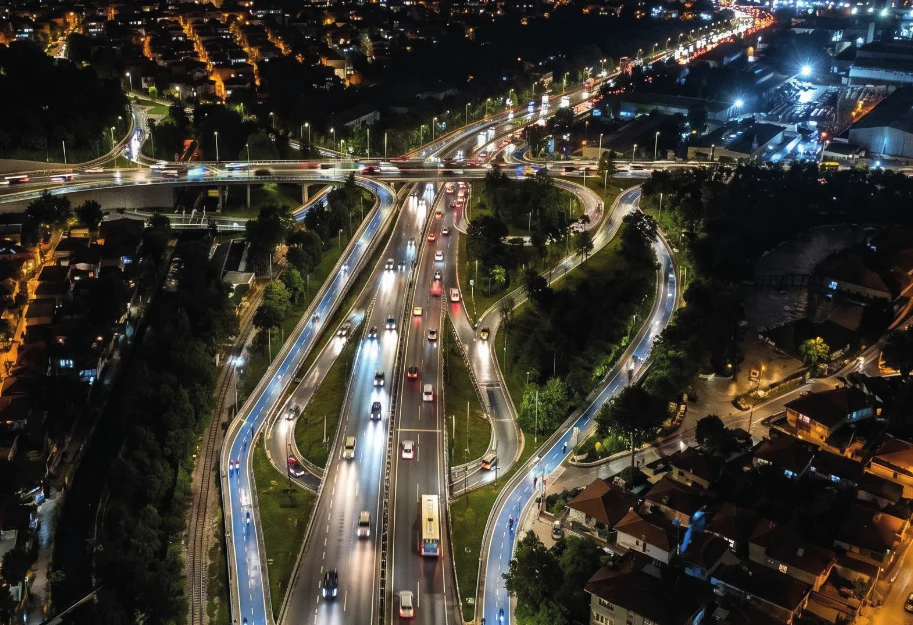 Kullanıcı tarafından sağlanan portföy PDF'sinin 6. sayfa, soldaki 3. proje görseli; Sakarya İli Mithatpaşa Kavşağı projesi için portföyde kullanılan gece hava görüntüsü. Portföydeki görsel; fotoğraf/render ve proje eşleşmesi bağımsız doğrulanmamıştır.